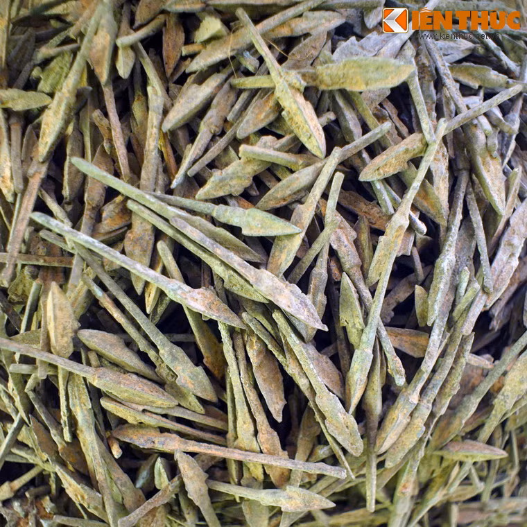 Đây chắc chắn là một truyền thuyết được tạo nên từ sự kiện lịch sử có thật, khi các cuộc khai quật trong thế kỷ 20 đã phát lộ những kho chứa hàng vạn mũi tên đồng của thời Đông Sơn.