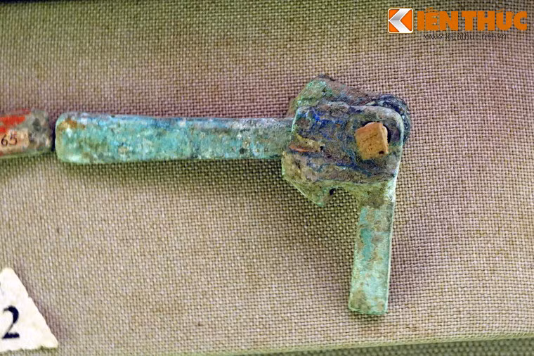 Lẫy nỏ Đông Sơn loại hình thành sớm thường gồm 3 bộ phận.