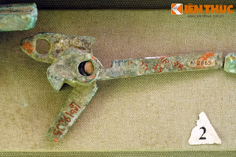 Đó chính là câu chuyện về thành Cổ Loa được bảo vệ bằng nỏ thần của vua An Dương Vương, có khả năng bắn mỗi phát ra hàng loạt mũi tên đồng làm cho quân xâm lược phương Bắc phải khiếp vía.