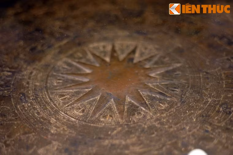 Chính giữa mặt trống là hình ngôi sao nổi 14 cánh. Xen giữa các cánh sao là những họa tiết hình tam giác.