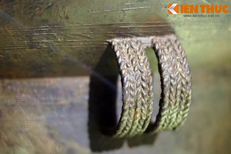 Có bốn chiếc quai chia làm hai cặp gắn vào tang và phần thân trống, được trang trí hình bện thừng hoặc bông lúa.