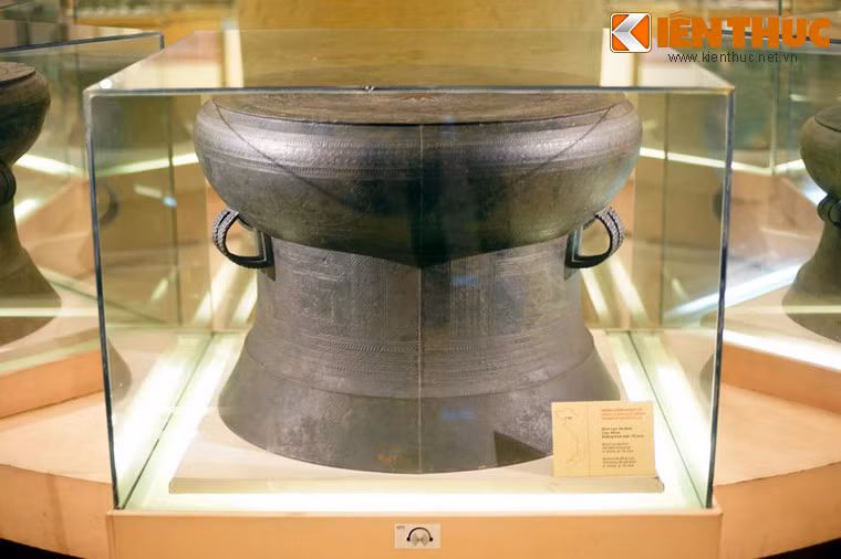 Trống còn khá nguyên vẹn, có hình dáng cân đối, đường kính 79 cm, cao 63 cm. Trống được chia làm 3 phần: Tang trống nở phình, thân trống hình trụ đứng, chân trống hình nón cụt hơi choãi.