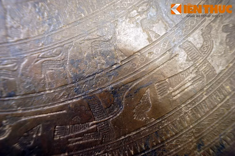 Vành 10 gồm 36 con chim, 18 con chim đậu và 18 con chim đang bay. Chim bay là loại chim mỏ dài, có mào, đuôi và chân dài, mình gầy thuộc loại cò, sếu hoặc vạc, thường gọi là chim lạc. Chim đậu có nhiều loại. Con thì mỏ ngắn vênh lên, con thì mỏ dài chúc xuống, phần đông là chim ngậm mồi. Các con chim đậu đều có đuôi ngắn.