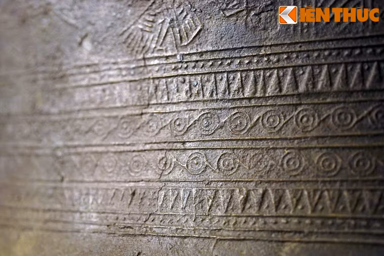 Phần dưới của thân là ba vành hoa văn hình học, giữa là vành văn vòng tròn chấm giữa có tiếp tuyến. Hai bên là hai đường chấm nhỏ. Ngoài cùng là hai đường chỉ trơn. Chân trống không có trang trí.