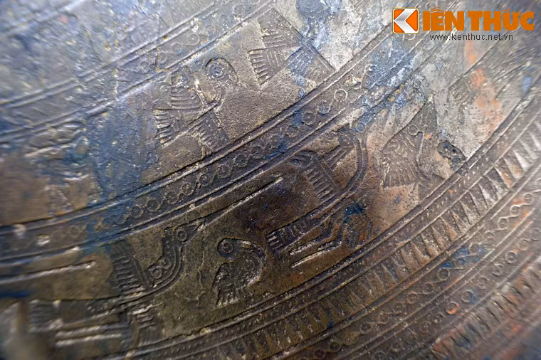 Từ trong ra ngoài mặt trống có tất cả 16 vành hoa văn đồng tâm bao bọc lấy nhau. Các vành 1, 5, 11 và 16 là những hàng chấm nhỏ. Các vành 2, 4, 7, 9, 13 và 14 là những vòng tròn chấm giữa có tiếp tuyến. Vành 3 là những hình học gãy khúc nối tiếp. Vành 12 và 16 là văn răng cưa. Vành 6, 8 và 10 là vành có hình người, động vật được xếp xung quanh ngôi sao và ngược chiều kim đồng hồ.