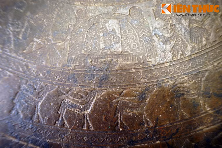 Hình nhà: Có hai dạng, thứ nhất là hình nhà liên quan đến nghi lễ tôn giáo, có mái hình cung, hai đầu là hai trụ đứng để chắn phên.