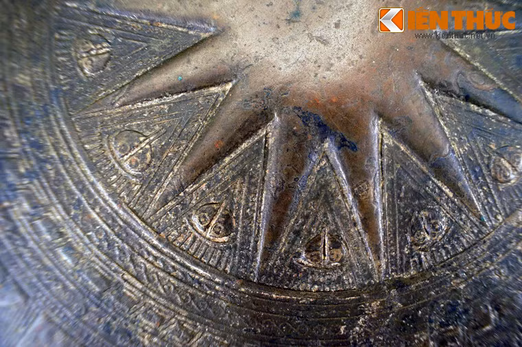 Có ý kiến cho rằng, họa tiết trang trí giữa các cánh sao thể hiện hình tượng sinh thực khí nữ theo quan niệm phồn thực của người Việt cổ.