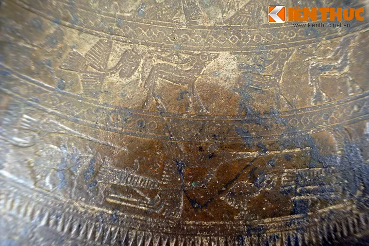 Về hình tượng động vật, vành 8 gồm hai nhóm, mỗi nhóm có 10 con hươu cách nhau bằng hai tốp chim bay, một tốp 6 con và một tốp 8 con. Cứ một con hươu đực thì đến một con hươu cái.