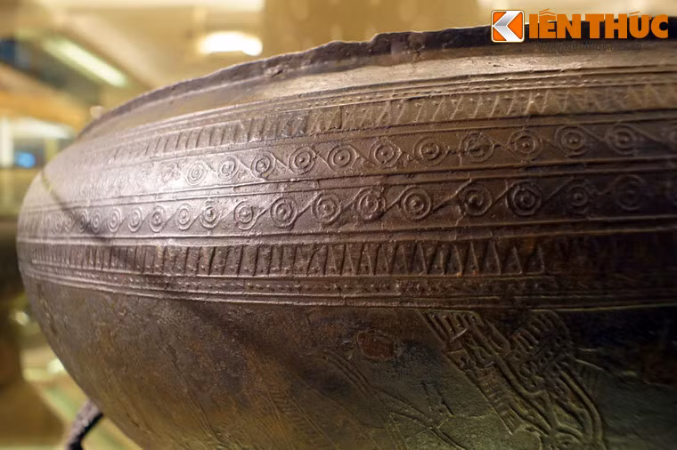 Tang trống chính là chiếc hộp cộng hưởng khuếch đại âm thanh. Phần trên có 6 vành hoa văn hình học. Vành 1 và 6: Những đường chấm nhỏ thẳng hàng. Vành 2 và 5: Văn răng cưa. Vành 3 và 4: Hoa văn vòng tròn đồng tâm chấm giữa nối với nhau bằng những tiếp tuyến song song.