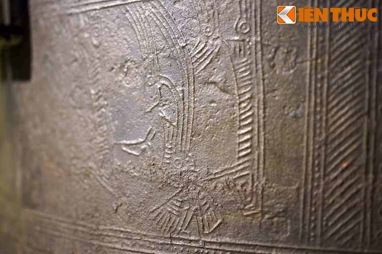 Trong ô là các võ sĩ đầu đội mũ lông chim, tay cầm vũ khí vừa đi vừa múa.