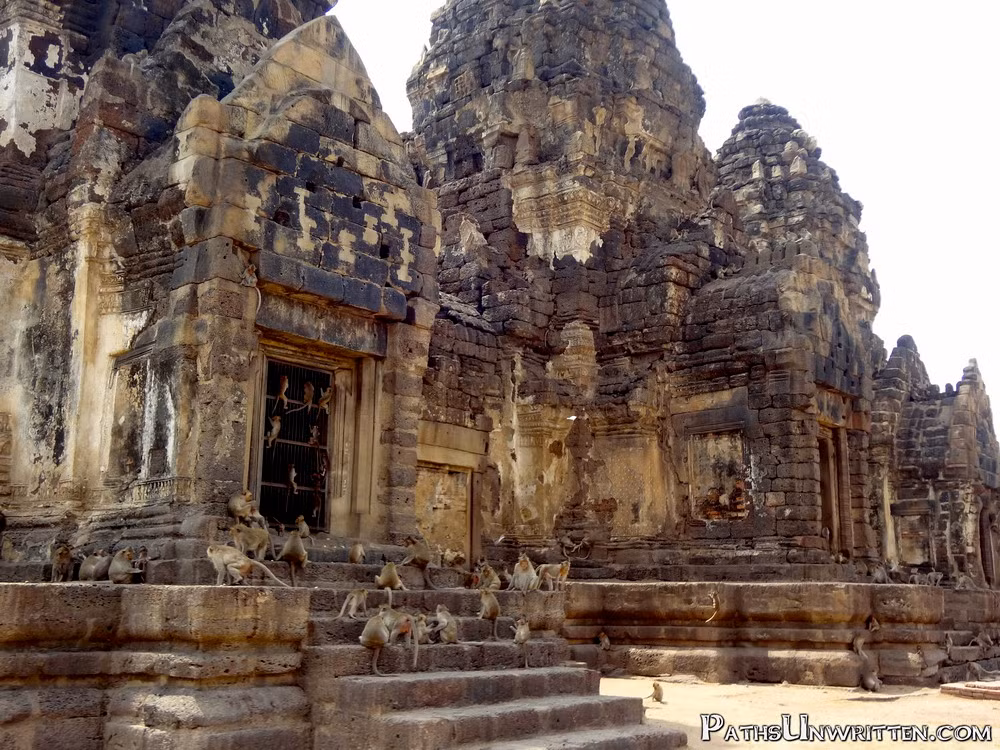 Ngôi đền có tuổi đời 800 năm do hoàng đế Khmer Jayavarman VII cho xây dựng này là nơi cư ngụ của một đàn khỉ với số lượng lên tới cả trăm con.