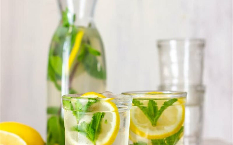 Nước chanh bạc hà: Giàu vitamin C và chất xơ, nước chanh bạc hà mang lại cho bạn cảm giác dễ chịu và tiếp sức cho cơ thể.
