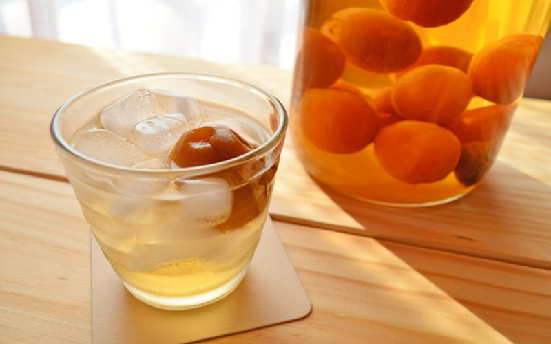 Nước mơ: Nước mơ chứa hàm lượng vitamin A dồi dào, đồng thời có tác dụng hỗ trợ quá trình tiêu hóa và giúp tăng cường năng lượng cho cơ thể.