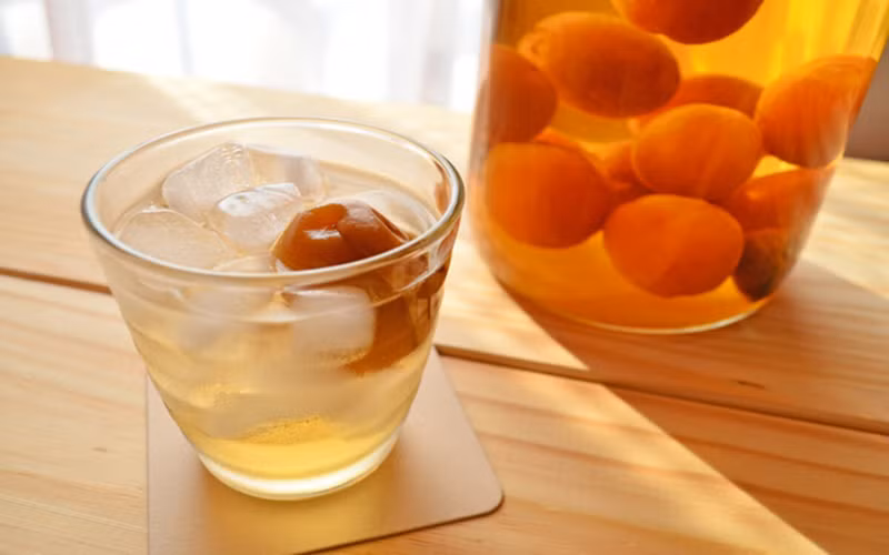 Nước mơ: Nước mơ chứa hàm lượng vitamin A dồi dào, đồng thời có tác dụng hỗ trợ quá trình tiêu hóa và giúp tăng cường năng lượng cho cơ thể.