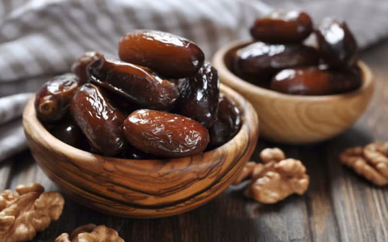 Sữa và chà là: Vài quả chà là khô ngâm với sữa trong 12 tiếng sẽ là món ăn cung cấp cho bạn nguồn năng lượng cần thiết và duy trì nồng độ đường huyết ổn định.