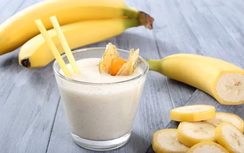 Sinh tố chuối: Chuối giàu kali, chất xơ, vitamin C và B6. Hãy xay 1-2 quả chuối cùng với sữa. Thức uống này giúp cung cấp năng lượng cho cơ thể.