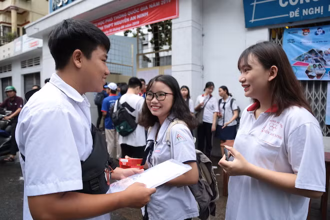 Sang nay thi sinh THPT quoc gia 2019 lam bai to hop khoa hoc tu nhien