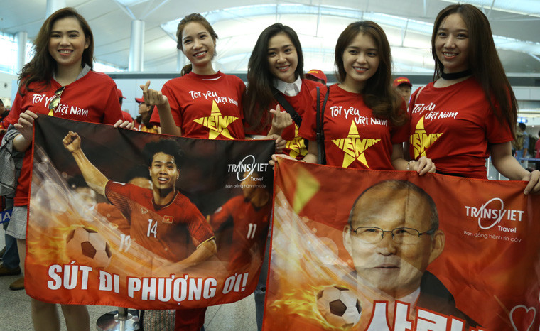 Chuyến bay hơn 8h mới khởi hành, nhưng từ lúc mờ sáng đã có rất đông người hâm mộ đổ về ga quốc tế Tân Sơn Nhất để chờ làm thủ tục. Nhiều người hâm mộ mang theo kèn, băng rôn để tiếp sức cho đội bóng của thầy trò HLV Park Hang Seo đá trận bán kết lượt đi với đội chủ nhà Philippines