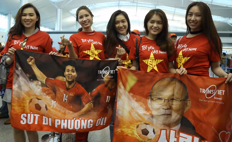 Chuyến bay hơn 8h mới khởi hành, nhưng từ lúc mờ sáng đã có rất đông người hâm mộ đổ về ga quốc tế Tân Sơn Nhất để chờ làm thủ tục. Nhiều người hâm mộ mang theo kèn, băng rôn để tiếp sức cho đội bóng của thầy trò HLV Park Hang Seo đá trận bán kết lượt đi với đội chủ nhà Philippines