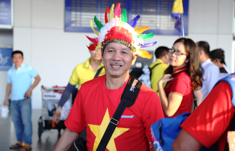 “Cả đêm qua không ngủ được cứ mong trời sáng để ra sân bay lên đường sang Philippines cổ vũ cho đội bóng của chúng ta. Tôi tin tưởng và dự đoán đội bóng của chúng ta sẽ dành chiến thắng 2-0 trên đất Philippines”, anh Xuân Mạnh tự tin chia sẻ. 