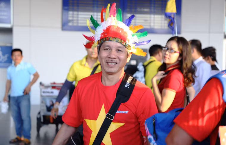 “Cả đêm qua không ngủ được cứ mong trời sáng để ra sân bay lên đường sang Philippines cổ vũ cho đội bóng của chúng ta. Tôi tin tưởng và dự đoán đội bóng của chúng ta sẽ dành chiến thắng 2-0 trên đất Philippines”, anh Xuân Mạnh tự tin chia sẻ. 