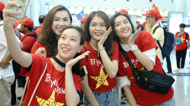 Theo ghi nhận của PV Kiến Thức, có hàng trăm người hâm mộ mặc áo cờ đỏ sao vàng làm thủ tục bay ở sân bay Tân Sơn Nhất để sang Philippines cổ vũ cho đội tuyển Quốc gia Việt Nam đá lượt đi ở trận bán kết AFF Cup với đội chủ nhà Philippines