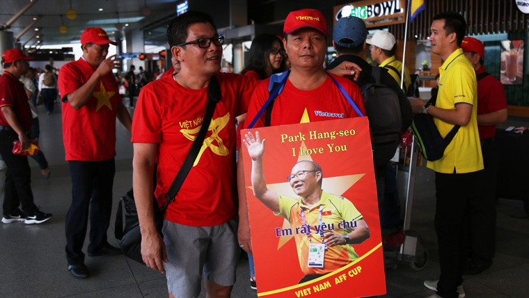 Cổ động viên Việt Nam háo hức đáp chuyên cơ sang Philippines để “tiếp sức” cho đội bóng của HLV Park Hang Seo.