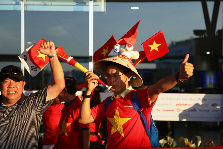 “Đội bóng Philippines mạnh, có siêu huấn luyện viên và có lợi thế sân nhà nhưng tôi tin tưởng đội bóng của thầy trò HLV Park Hang Seo sẽ làm nên chiến thắng trên đất Philippines”, nam cổ động viên nói.