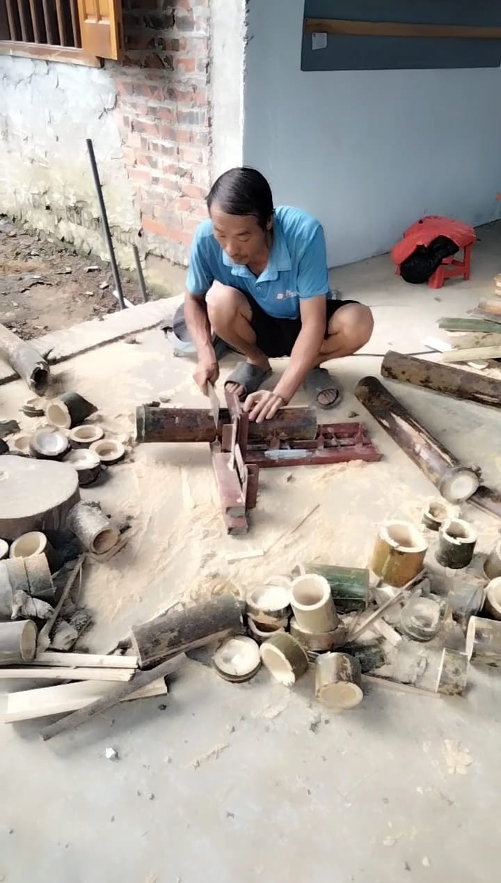 Anh nông dân sáng chế bộ máy làm đũa công suất 200 đôi/giờ Anh nong dan sang che bo may lam dua cong suat 200 doi/gio