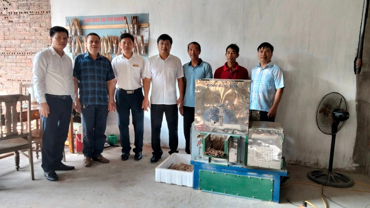 Anh nông dân sáng chế bộ máy làm đũa công suất 200 đôi/giờ - Hình 2 Anh nong dan sang che bo may lam dua cong suat 200 doi/gio-Hinh-2