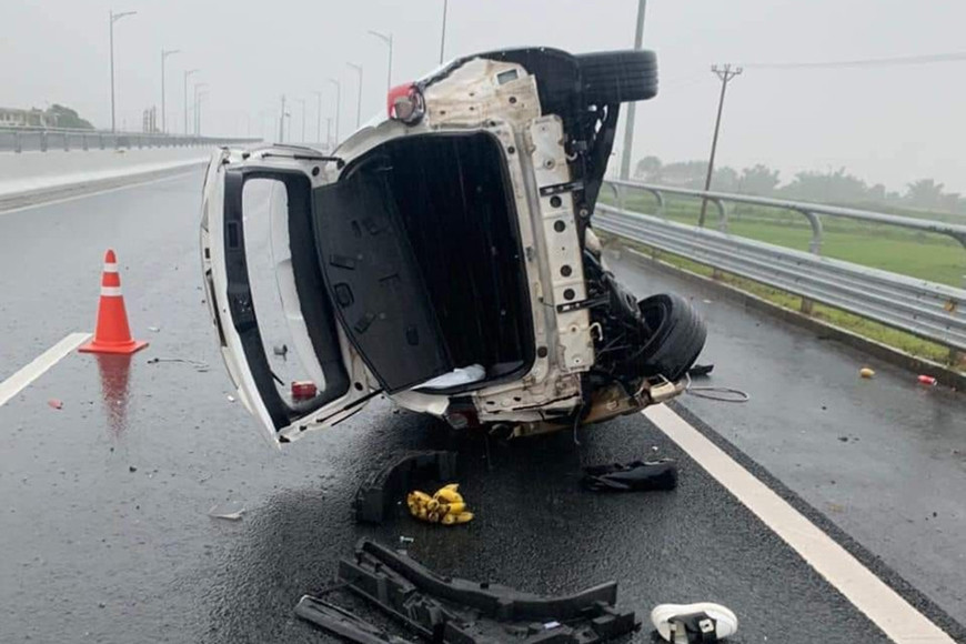 Ô tô tự lật trên cao tốc, tài xế văng khỏi xe, tử vong tại chỗ O to tu lat tren cao toc, tai xe vang khoi xe, tu vong tai cho