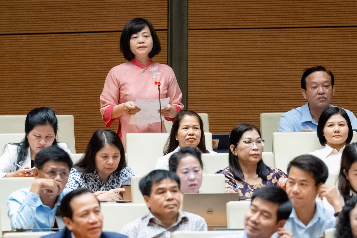 “Tất cả phần trao đổi và báo cáo của Bộ TN&amp;MT không có nội dung nào phân tích về ảnh hưởng của hạn hán, xâm nhập mặn, biến đổi khí hậu, mất an ninh nguồn nước đối với các nhóm dễ bị tổn thương hơn trong xã hội như phụ nữ, trẻ em, người cao tuổi, người dân tộc thiểu số…những đối tượng bị ảnh hưởng nặng nề nhất”, đại biểu Nguyễn Thanh Cầm (Tiền Giang).