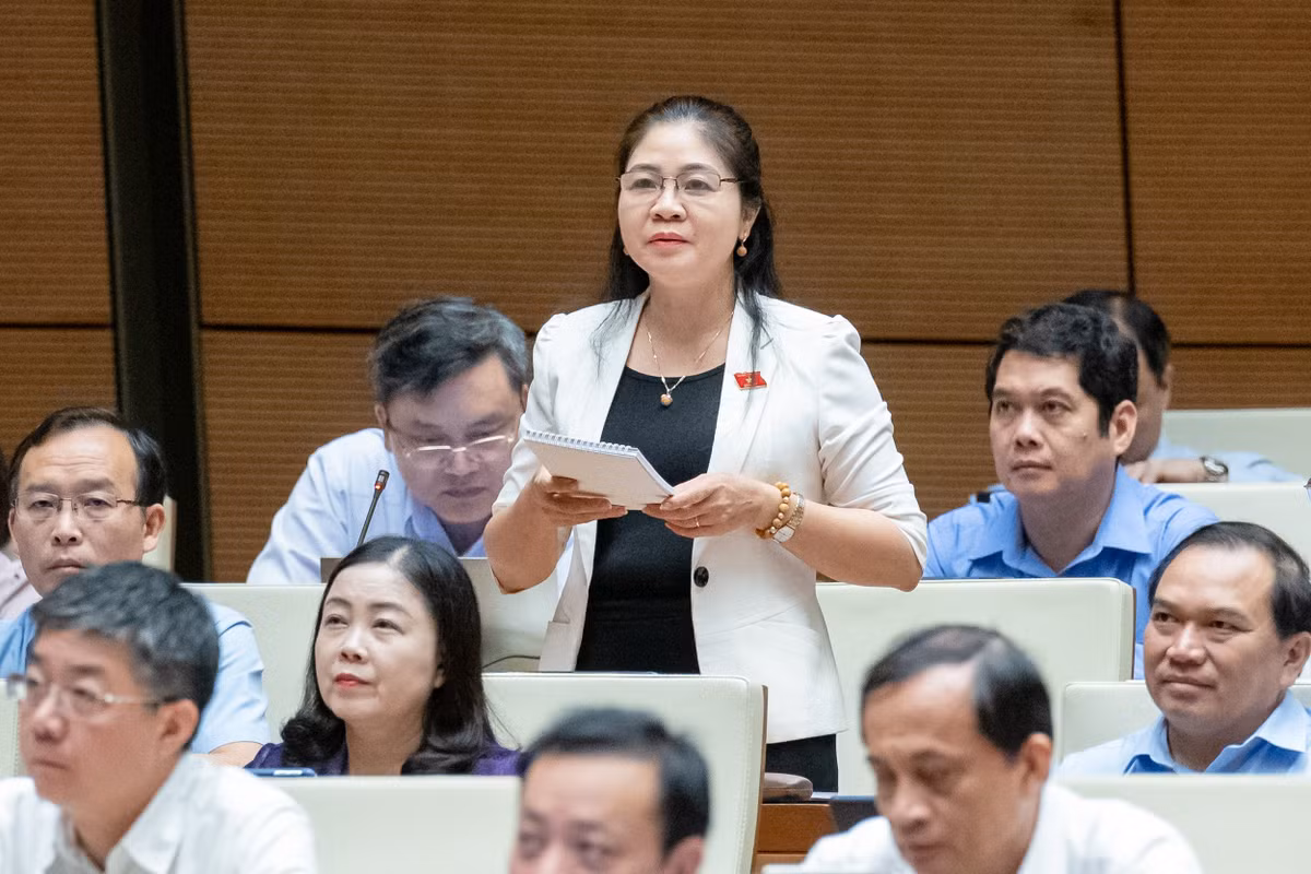 “Bộ trưởng nói, việc hơn 1.000 hồ chứa nước xuống cấp trầm trọng do kỹ thuật kém, kinh phí thiếu…thời gian tới sẽ rà soát, nâng cấp, sửa chữa. Tôi chưa đồng tình, hiện tại còn 1.645 hồ đập, thủy lợi nhỏ xuống cấp trầm trọng, thiếu khả năng xả lũ. Đề nghị Bộ trưởng cần có giải pháp căn cơ”, Đại biểu Leo Thị Lịch (Bắc Giang).