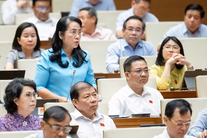 “Trong bối cảnh thiếu cát sông để thực hiện các dự án, nhất là các dự án đặc biệt quan trọng thì phương án dùng cát biển để thay thế là một hướng tìm kiếm. Tuy nhiên, việc thay thế khi chưa đáp ứng đủ điều kiện cần thiết nếu triển khai đại trà sẽ đánh cược với môi trường”, Đại biểu Trần Kim Yến (TPHCM).