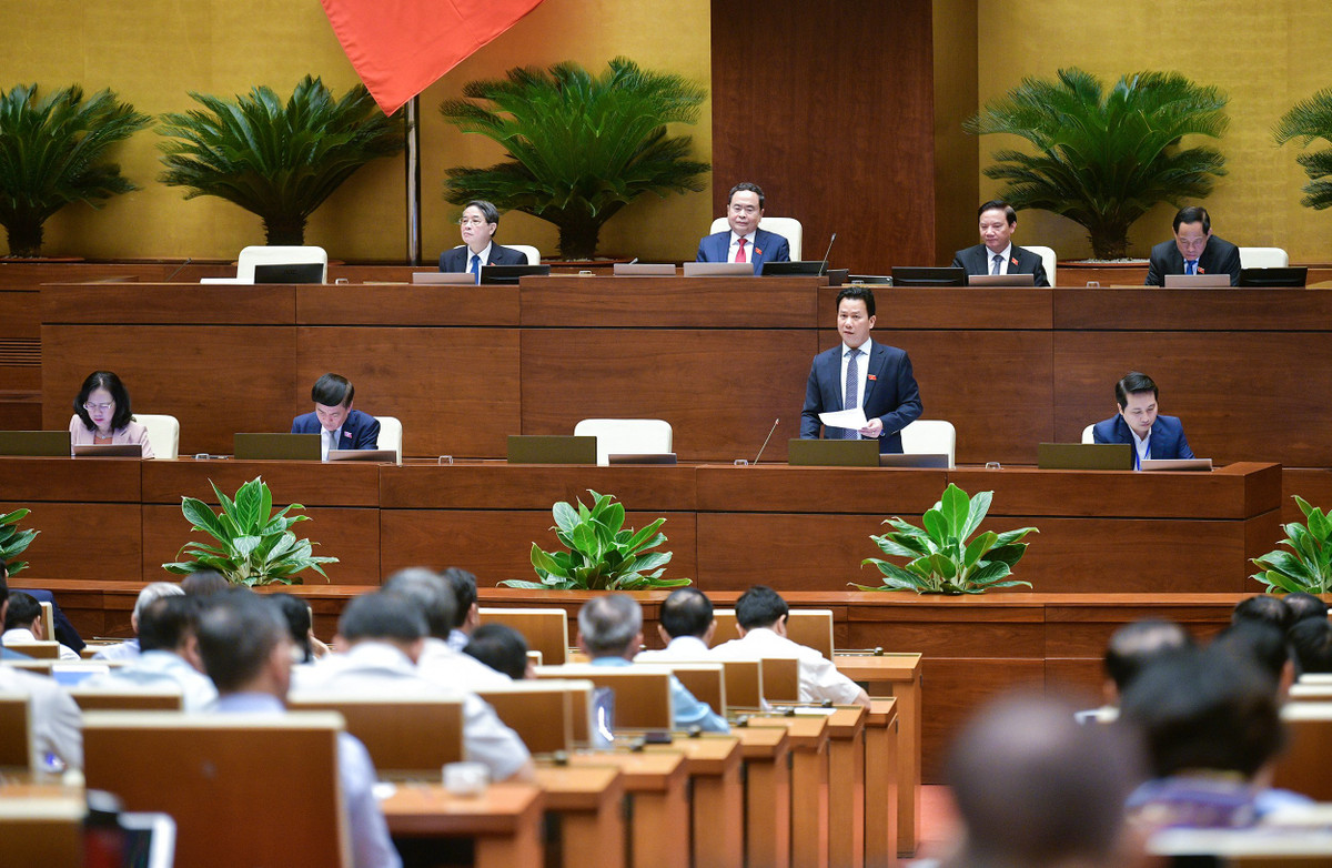 “Trong số 6.750 hồ thủy lợi có hơn 1.000 hồ đã được xây dựng từ lâu, do đó, nguy cơ về an toàn hồ đập là có thực. Việc sửa chữa, nâng cấp và cải tạo cần nguồn lực rất lớn”, Bộ trưởng Đặng Quốc Khánh nêu ý kiến khi trả lời đại biểu Đoàn Thị Hảo (Thái Nguyên).