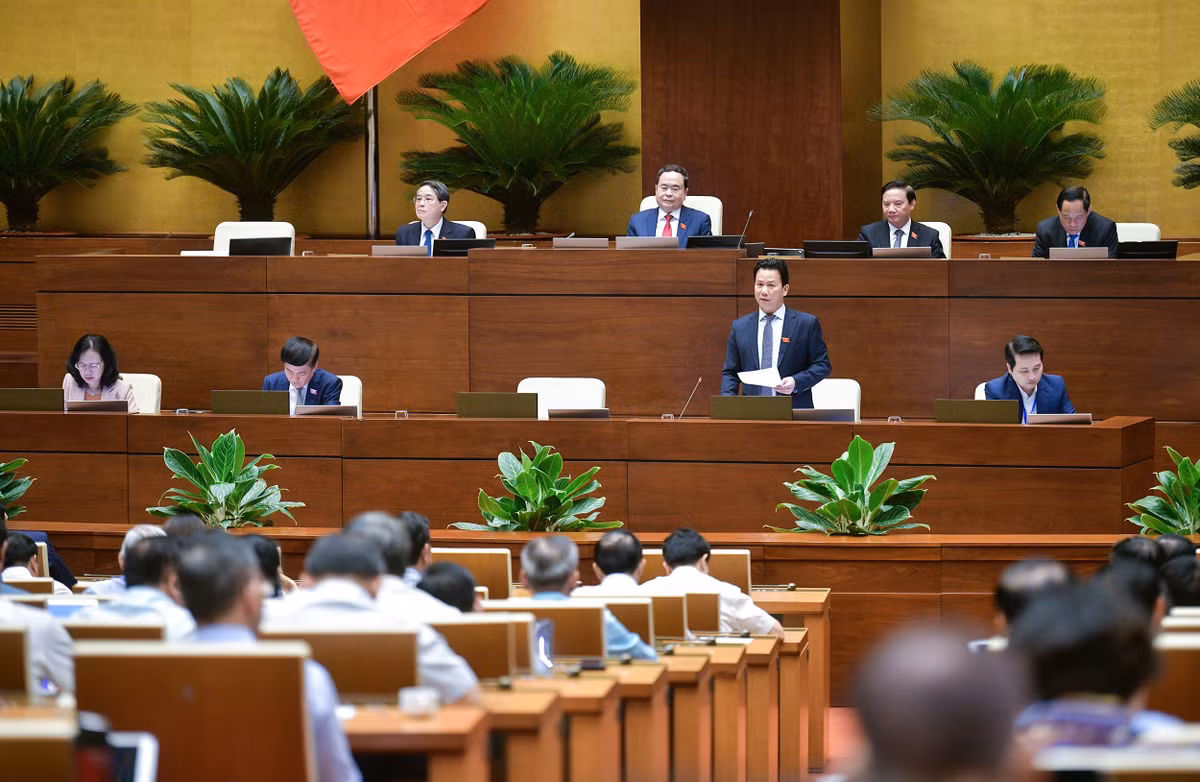 “Trong số 6.750 hồ thủy lợi có hơn 1.000 hồ đã được xây dựng từ lâu, do đó, nguy cơ về an toàn hồ đập là có thực. Việc sửa chữa, nâng cấp và cải tạo cần nguồn lực rất lớn”, Bộ trưởng Đặng Quốc Khánh nêu ý kiến khi trả lời đại biểu Đoàn Thị Hảo (Thái Nguyên).