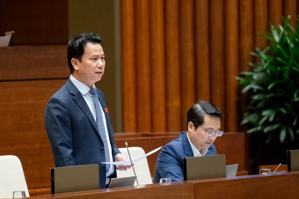 “Nguyên nhân gây ngập úng ở đô thị hiện nay là do quá trình phát triển đô thị, xây dựng nhiều dãy phố, dãy nhà cũng như do hệ thống thoát nước khi mưa lớn chưa đảm bảo ở nhiều đô thị. Tôi mong muốn thời gian tới có nhiều ao hồ vừa là cảnh quan vừa là nơi tích trữ nước, giữ nước khi mưa lớn, chống tràn, ngập úng ở các đô thị”, Bộ trưởng Đặng Quốc Khánh trả lời đại biểu Nguyễn Hữu Thông (Bình Thuận).