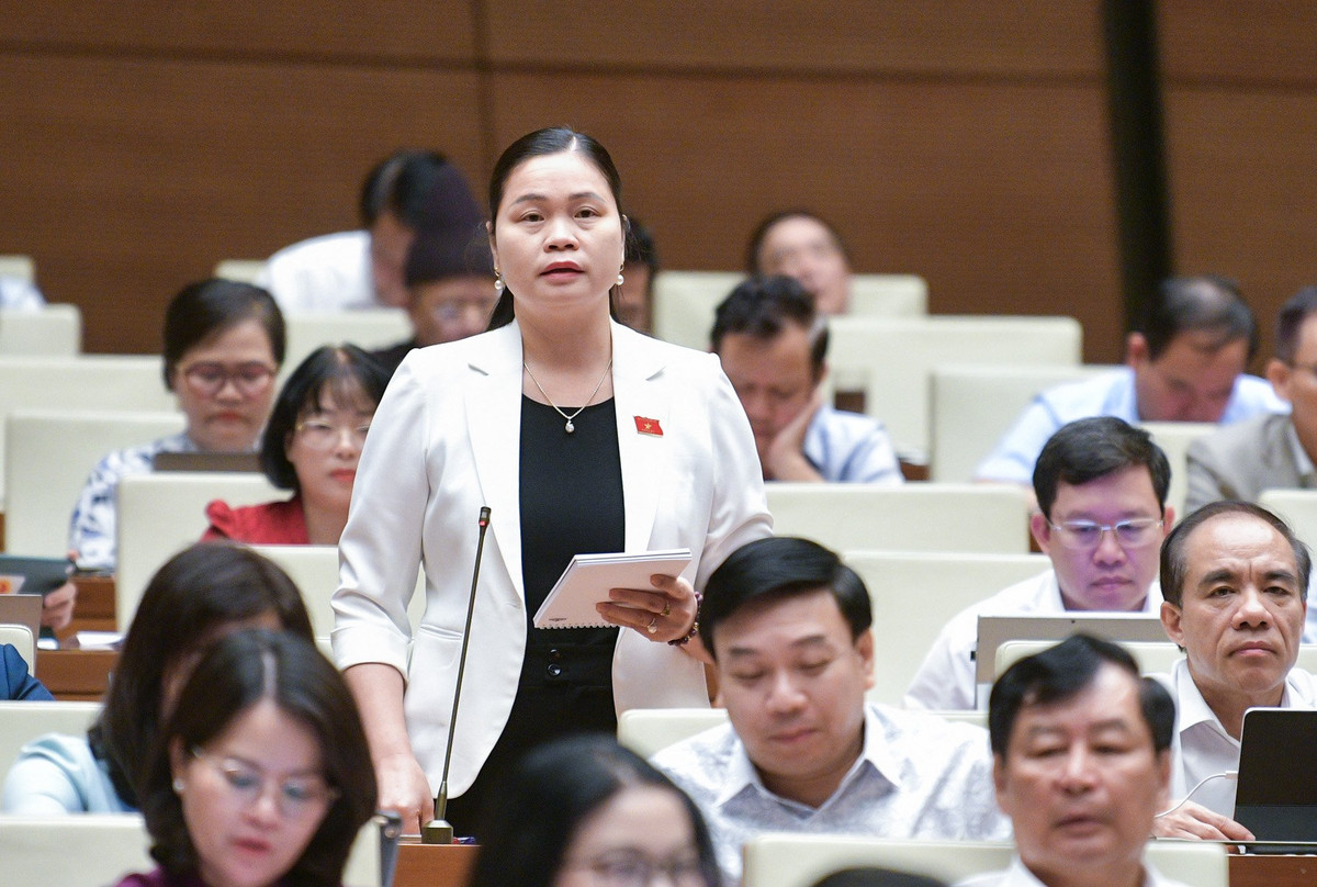 “Vấn đề đấu giá khai thác khoảng sản là nguyên tắc cơ bản trong cấp phép thăm dò khai thác khoáng sản. Vấn đề này được thực hiện như thế nào? Thời gian tới, Bộ Tài nguyên và Môi trường sẽ định hướng hoàn thiện chế định đấu giá quyền khai thác khoáng sản như nào?”, Đại biểu Ma Thị Thúy (Tuyên Quang) nêu câu hỏi chất vấn.