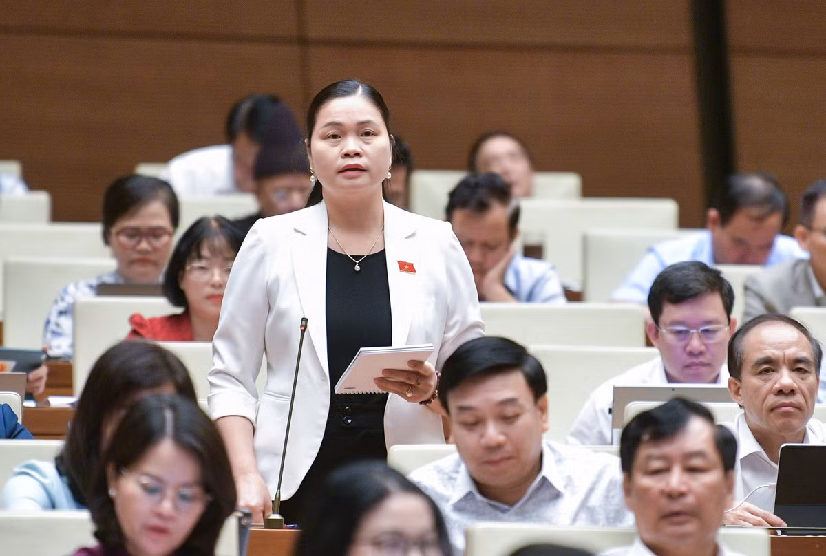 “Vấn đề đấu giá khai thác khoảng sản là nguyên tắc cơ bản trong cấp phép thăm dò khai thác khoáng sản. Vấn đề này được thực hiện như thế nào? Thời gian tới, Bộ Tài nguyên và Môi trường sẽ định hướng hoàn thiện chế định đấu giá quyền khai thác khoáng sản như nào?”, Đại biểu Ma Thị Thúy (Tuyên Quang) nêu câu hỏi chất vấn.