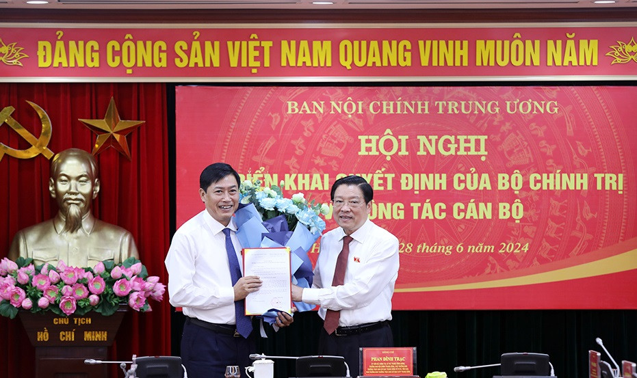 Ông Nguyễn Hữu Đông làm phó Trưởng ban Nội chính Trung ương Ong Nguyen Huu Dong lam pho Truong ban Noi chinh Trung uong