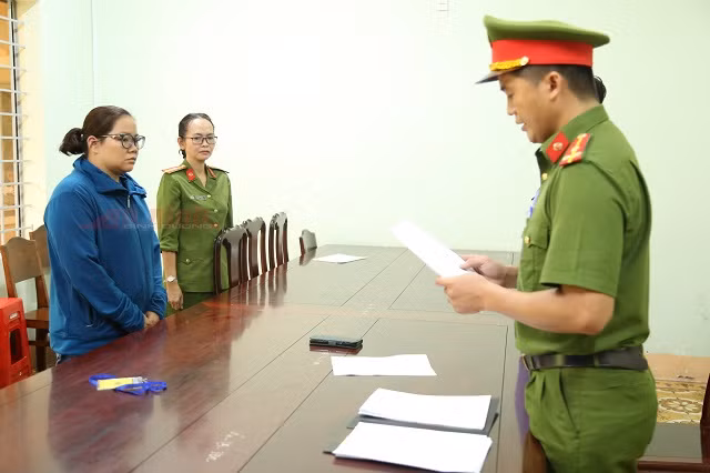 Nu luat su bi bat vi lua dao chiem doat hang tram trieu dong