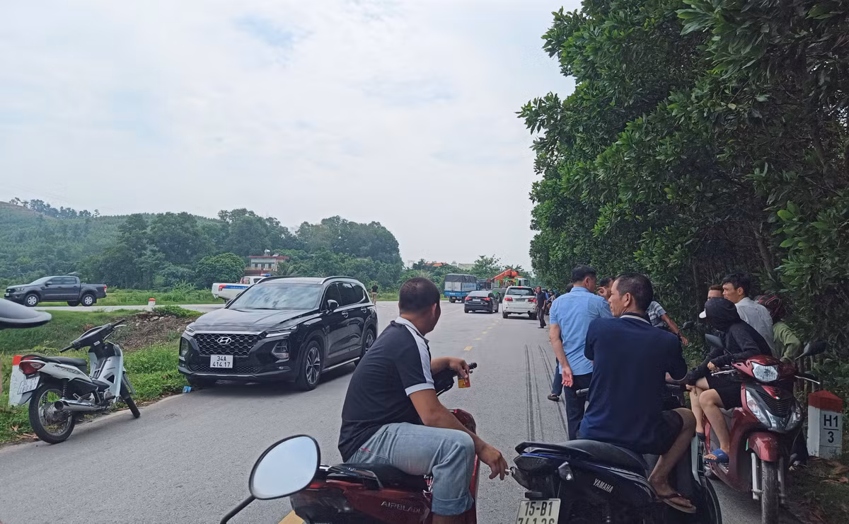 Hai Duong: Phat hien mot tai xe tu vong tren xe do ven duong-Hinh-2