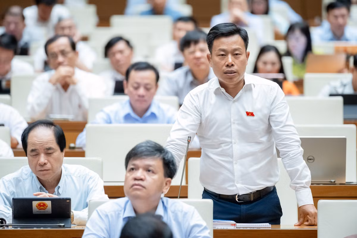 “Cần làm rõ thời điểm có thể quy định cấm hoặc hạn chế, đánh thuế phí cao đối với việc sử dụng rác thải nhựa, đặc biệt là trong các sinh hoạt, tiêu dùng”, Đại biểu Lê Quân (Hà Nội) nêu ý kiến khi chất vấn. 