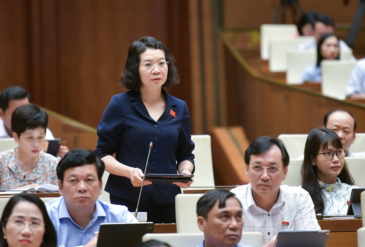 “Vấn đề ô nhiễm nguồn nước sông Nhuệ - Đáy, Nam Định cũng như các tỉnh nằm ở lưu vực sông Nhuệ - Đáy là những địa phương chịu tác động nặng nề của ô nhiễm nguồn nước do nước thải chưa đạt tiêu chuẩn xả vào. Báo cáo của Bộ TN&amp;MT, nước thải từ đô thị làng nghề, nước thải công nghiệp chiếm tỷ lệ lớn nhất trong cơ cấu nước thải phát sinh, trong khi đó tỷ lệ nước thải thu gom đạt tỷ lệ thấp. Đề nghị nêu rõ đánh giá về tình trạng nơi nào xả thải càng nhiều, việc xử lý nước thải càng ít? Tình trạng đô thị xả thải, nông thông gánh chịu ô nhiễm?”, Đại biểu Mai Thị Phương Hoa (Nam Định) nêu ý kiến. 