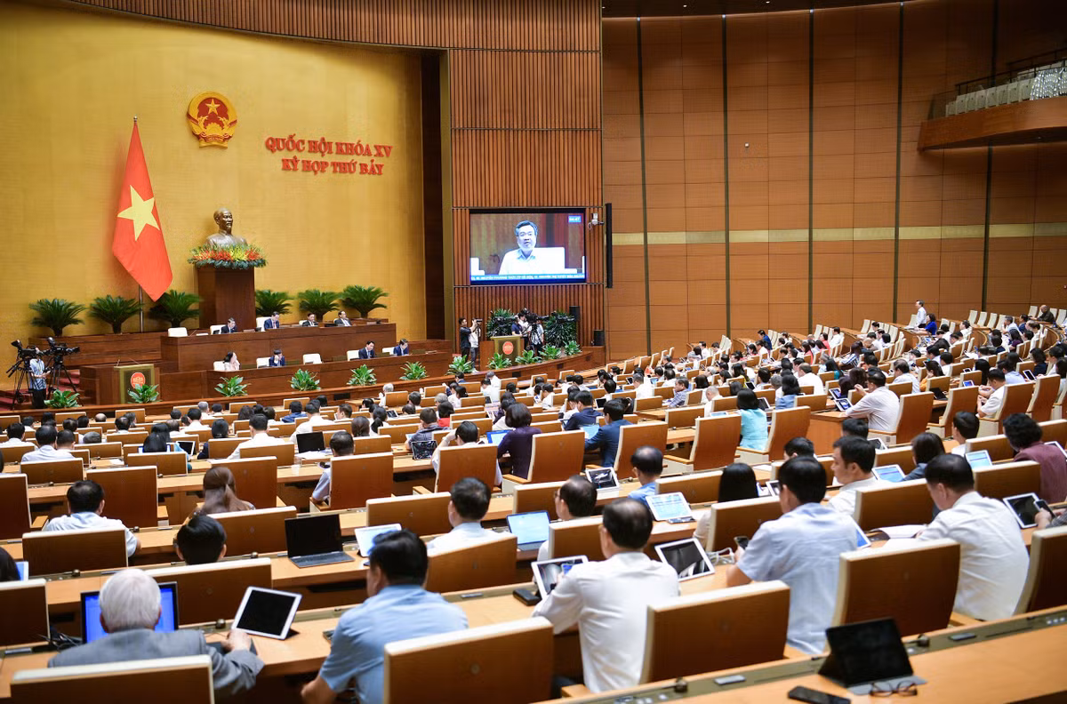 “Vấn đề ngập úng đô thị do san lấp ao hồ, tình trạng này diễn ra phức tạp do một số nguyên nhân như: Tác động của tự nhiên, biến đổi khí hậu ngày càng gay gắt; đô thị hóa diễn ra nhanh chóng, khả năng tiêu thoát nước giảm xuống; công tác quy hoạch chưa đáp ứng được dự báo cũng như đáp ứng các yêu cầu để phòng, chống ngập úng đô thị; việc triển khai thực hiện quy hoạch và do công tác lập, thực hiện các dự án đầu tư theo quy hoạch cũng chưa đáp ứng yêu cầu; ý thức của người dân còn chưa cao, việc xả rác thải vẫn còn diễn ra... dẫn đến là cản trở dòng chảy thoát nước”, Bộ trưởng Bộ Xây dựng Nguyễn Thanh Nghị khẳng định. 