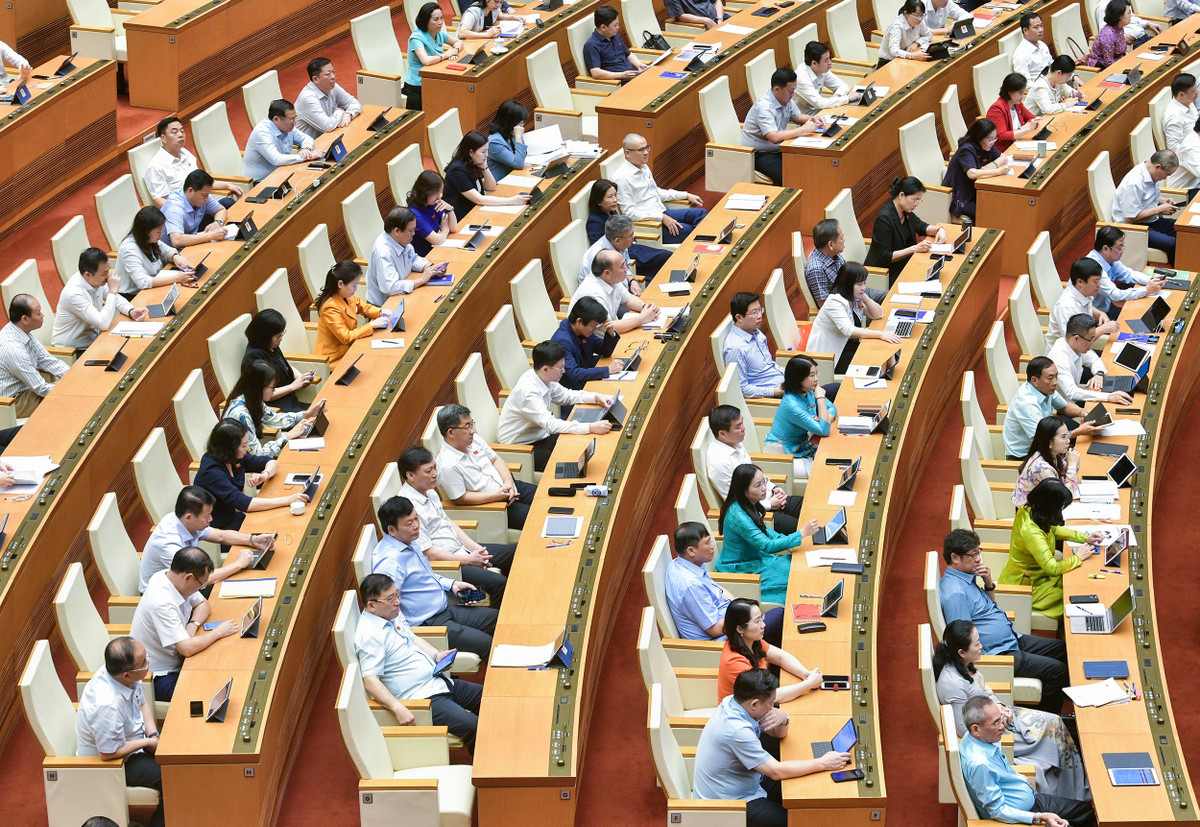 “Bộ Tài nguyên và Môi trường sẽ thành lập Đề án về bảo vệ lưu vực sông. Trong Đề án nhấn mạnh đến đảm bảo an ninh nguồn nước, trách nhiệm của các địa phưng trong việc bảo vệ môi trường. Ngoài ra, việc thành lập Tổ chức lưu vực sông phải hiệu quả nên rất cần sự phối hợp của các địa phương... Chủ tịch UBND tỉnh phải là thành viên của Tổ chức lưu vực sông, với trách nhiệm chỉ đạo, điều hành địa phương đảm bảo an ninh nguồn nước, sử dụng nguồn nước có hiệu quả và bảo vệ môi trường”, Bộ trưởng Đặng Quốc Khánh nói về bảo vệ lưu vực sông. 