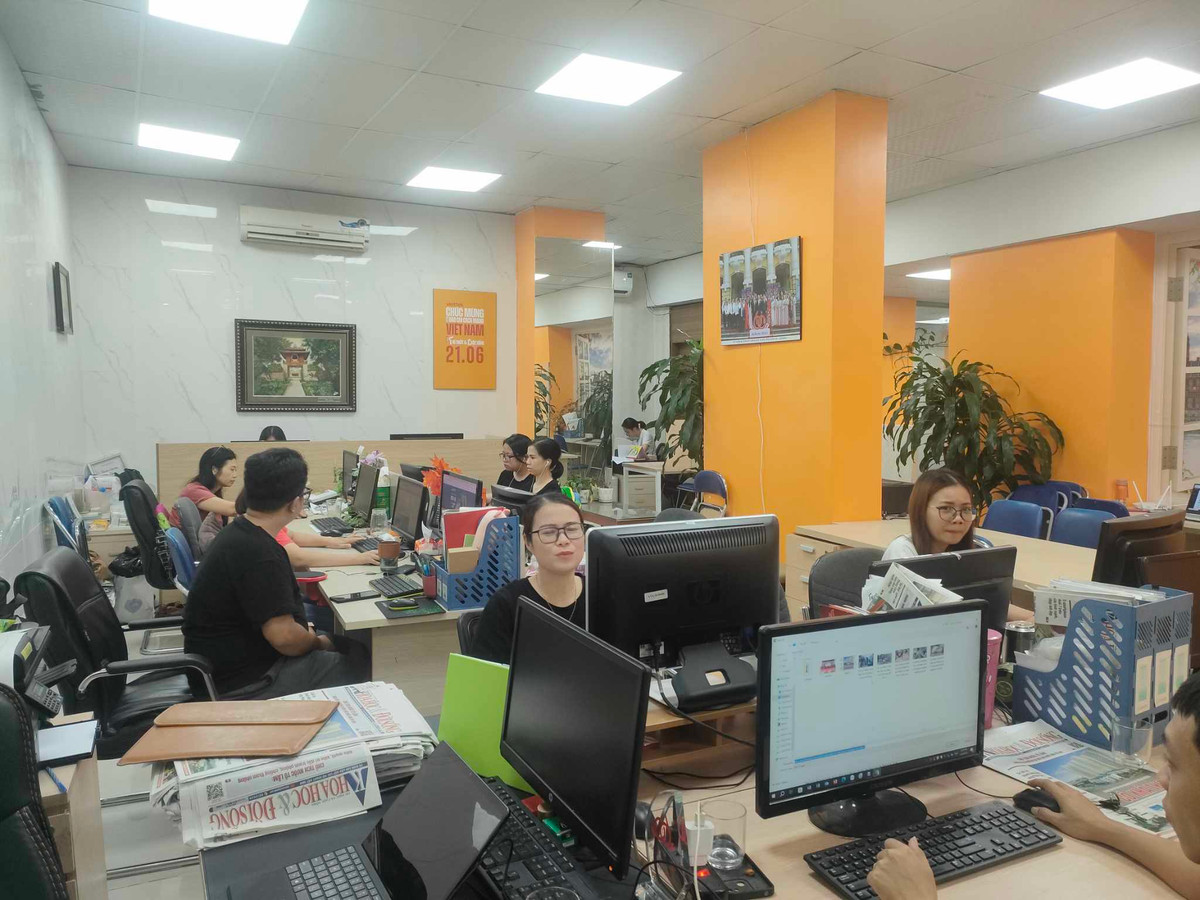 Lanh dao co quan bao chi truoc thach thuc “Toa soan so”