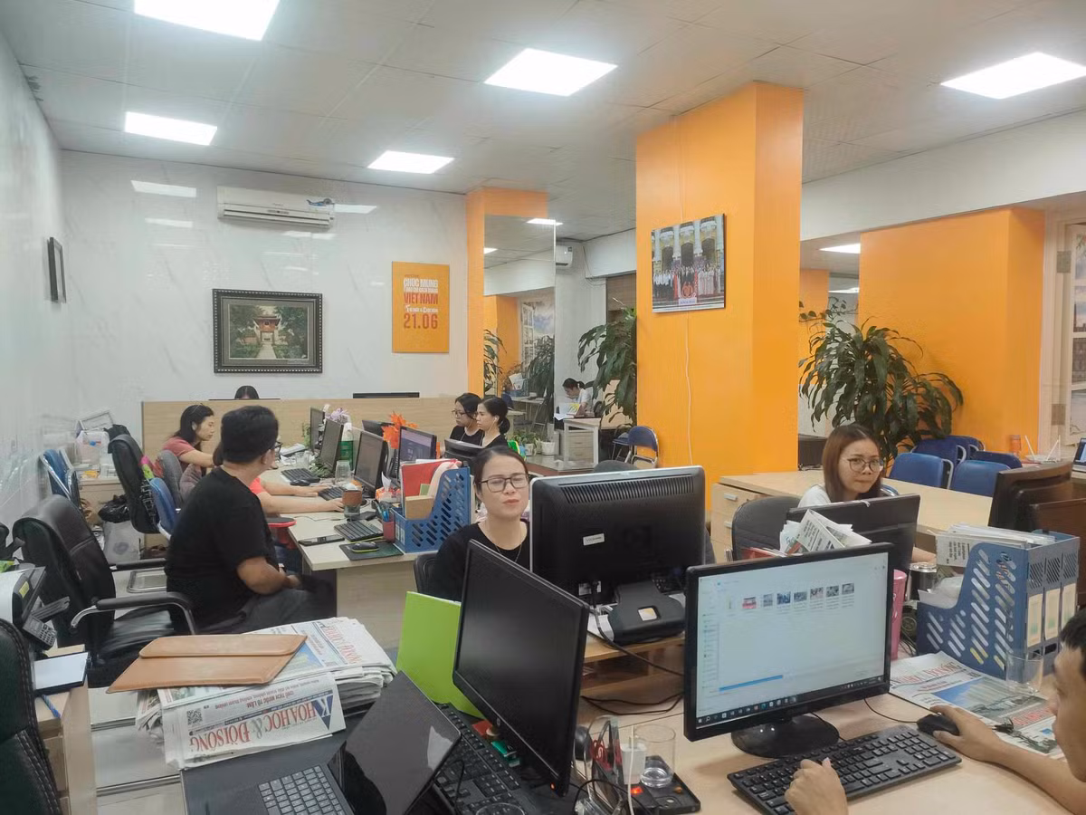 Lanh dao co quan bao chi truoc thach thuc “Toa soan so”