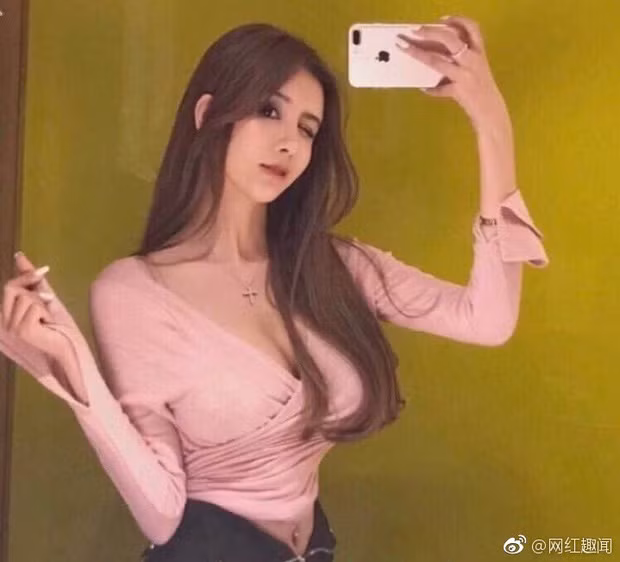 Lý Ân Hy thẳng thắn thừa nhận bản thân phải tiêm botox, vừa giúp mặt thon gọn vừa cải thiện đường nét sao cho mềm mại và tự nhiên theo ý muốn. Cácg này cũng giúp xóa nếp nhăn sau khi phẫu thuật.