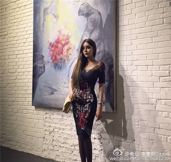 Lý Ân Hy thường xuyên phô diễn đường cong bốc lửa của cơ thể bằng cách diện những trang phục bó sát. Ảnh: Internet. Video "Bí quyết làm đẹp của sao Việt". Nguồn: VTC.